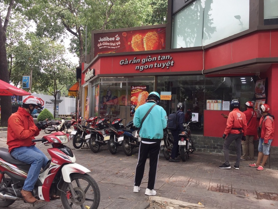TPHCM: Tiệm cắt tóc, sửa xe, ăn uống “hốt bạc” ngày đầu mở cửa trở lại - 10 TPHCM: Tiệm cắt tóc, sửa xe, ăn uống “hốt bạc” ngày đầu mở cửa trở lại - 10
