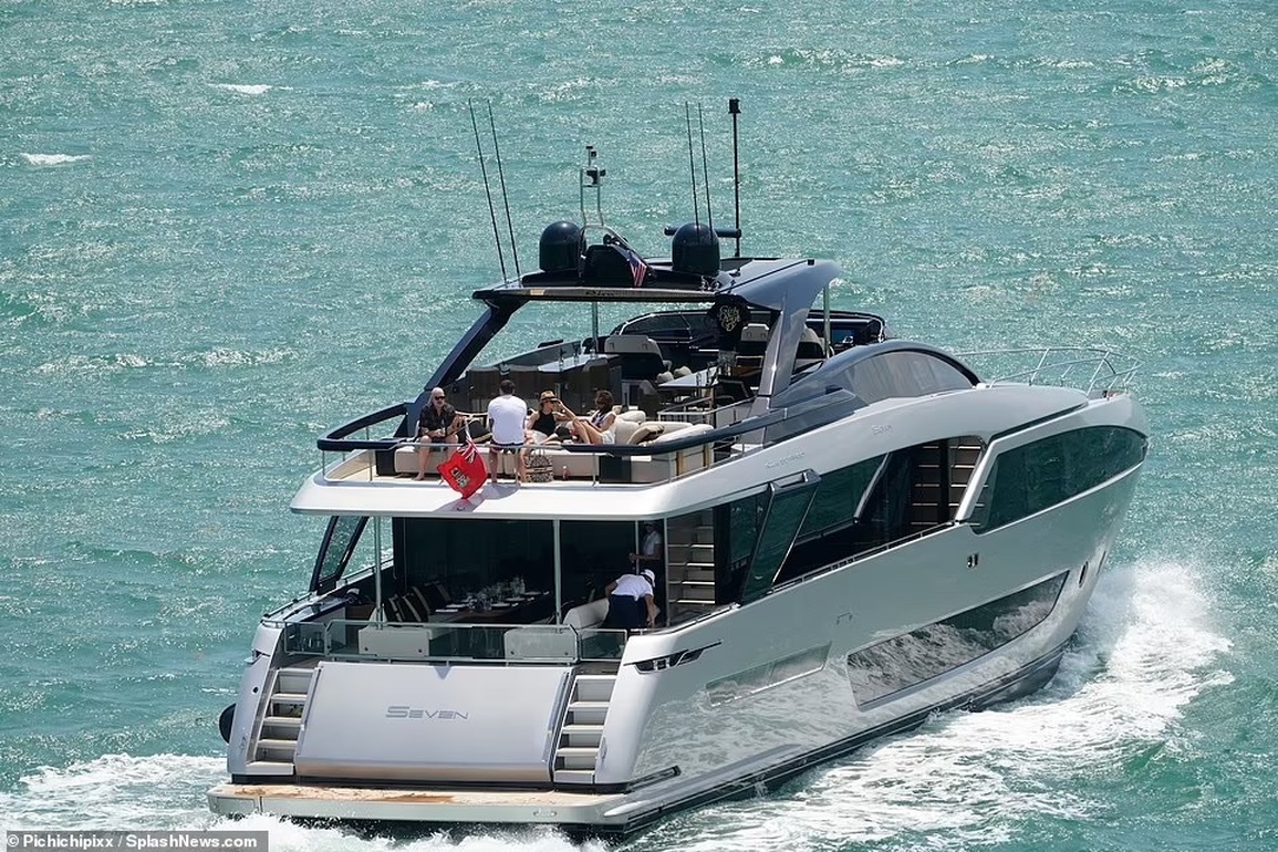 Brooklyn Beckham mệt mỏi vì áp lực kết hôn với con gái cưng của tỷ phú? - 10