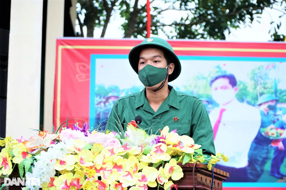 Người thân đội mưa bịn rịn tiễn tân binh lên đường nhập ngũ - 23 Người thân đội mưa bịn rịn tiễn tân binh lên đường nhập ngũ - 23