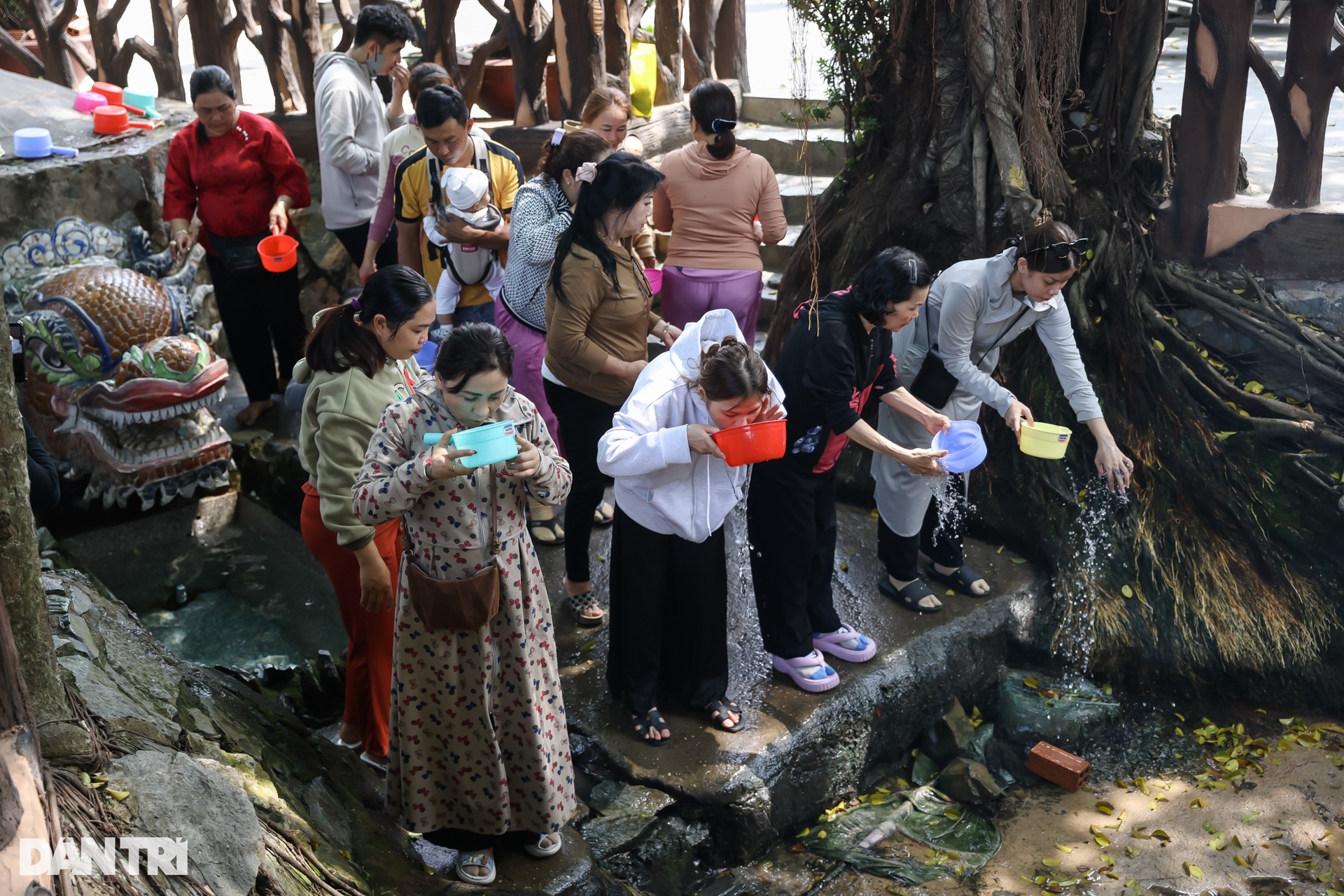 Người dân xin nước thiêng trong ngôi miếu có mạch nước ngầm ở TPHCM - 4 Người dân xin nước thiêng trong ngôi miếu có mạch nước ngầm ở TPHCM - 4