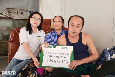 Trao gần 130 triệu đồng tới hoàn cảnh chồng ung thư, vợ mù lòa