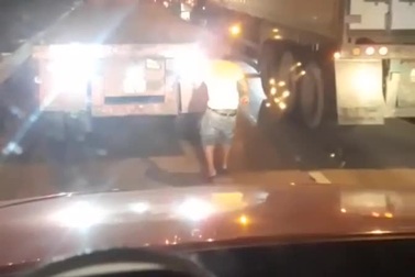 Tình huống tài xế xịt sơn vào đèn của xe khác gây nhiều tranh cãi