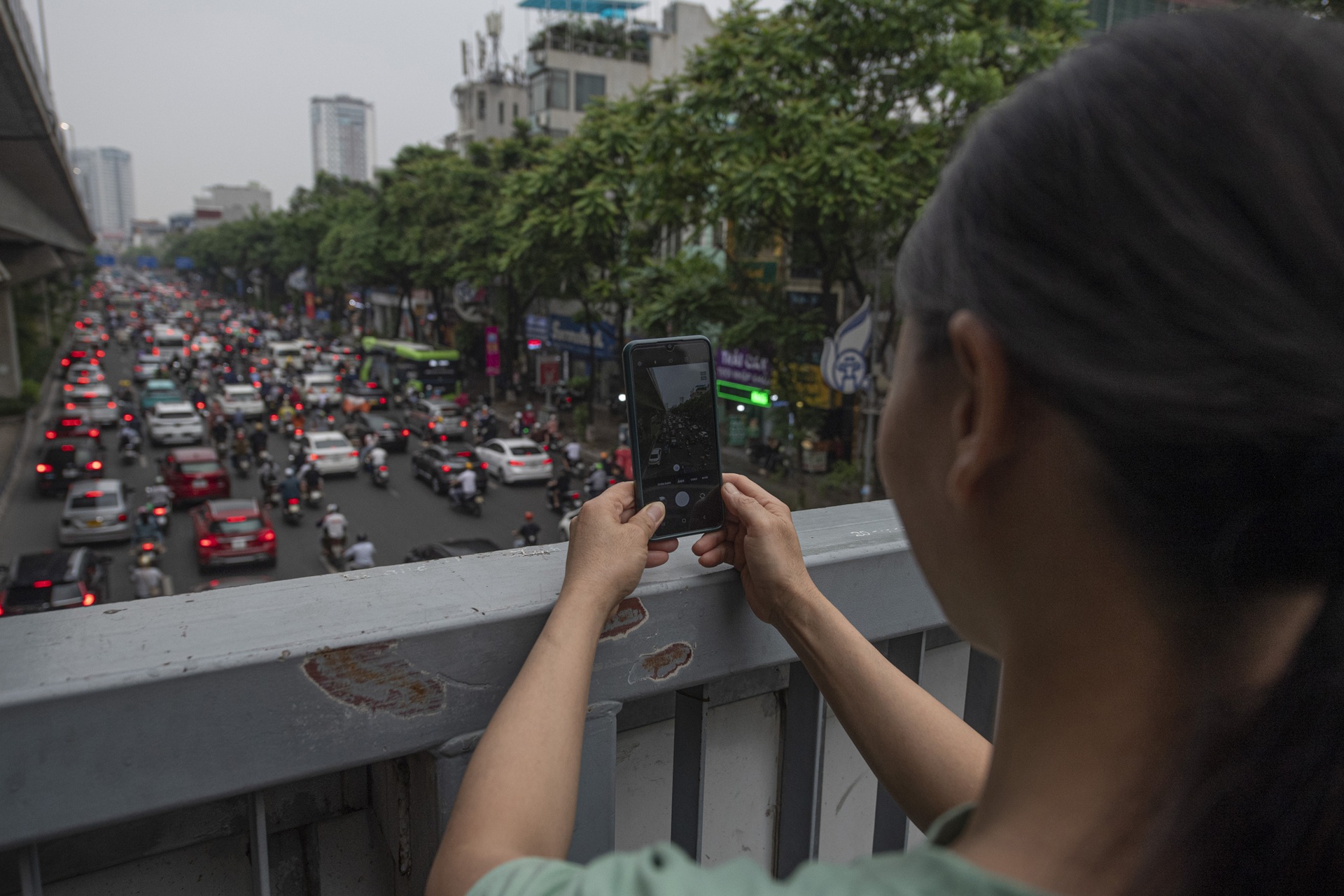 Đường phố Hà Nội kẹt cứng sau cơn mưa đầu giờ sáng - 13 Đường phố Hà Nội kẹt cứng sau cơn mưa đầu giờ sáng - 13