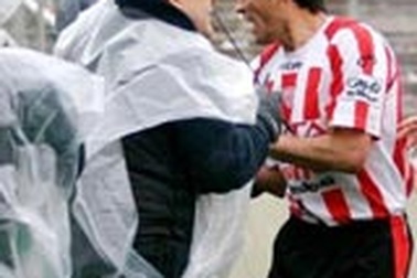 Cảnh sát bắn trọng thương cầu thủ! 