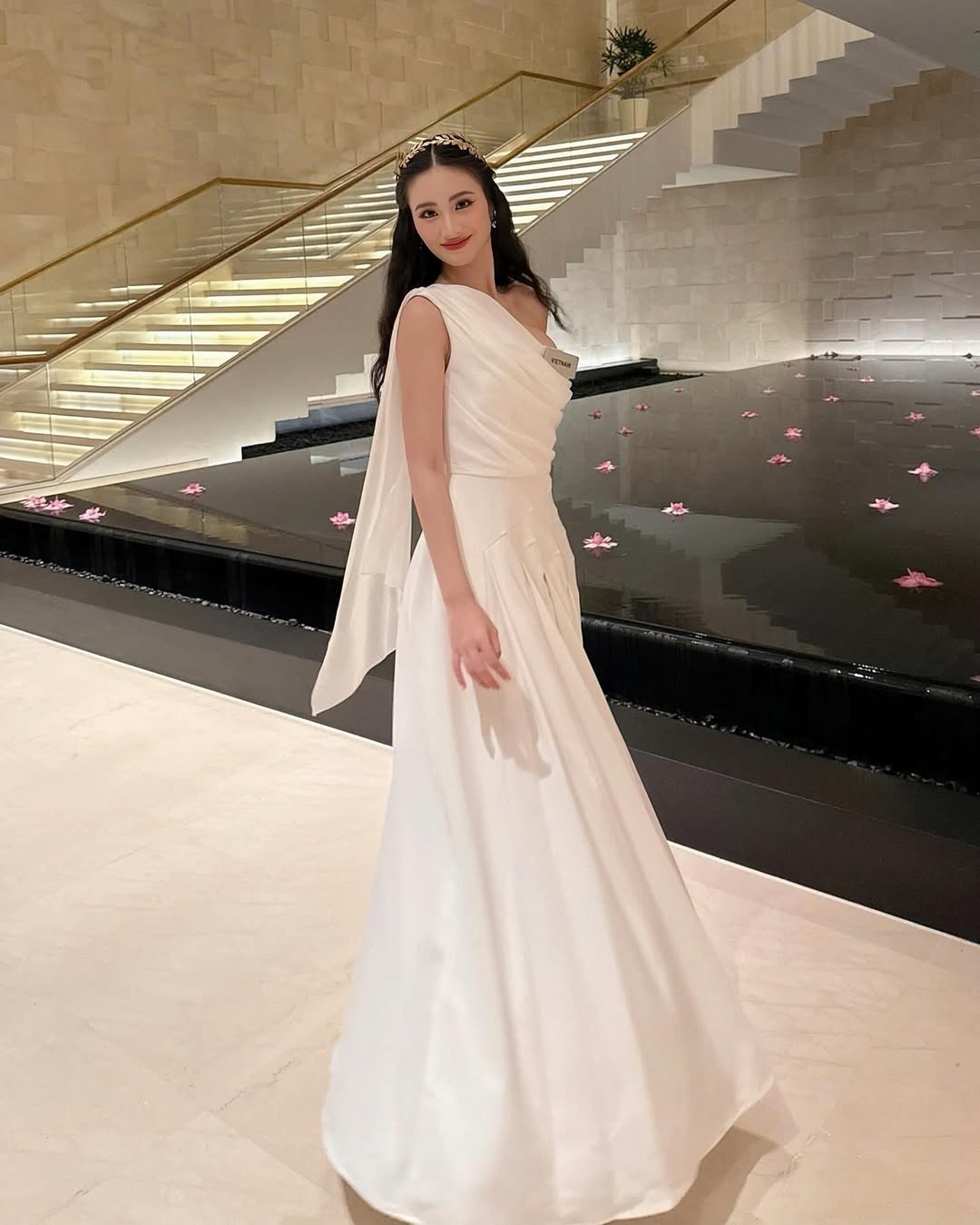 Huynh Tran Y Nhi ទទួលបានពិន្ទុក្នុងការប្រលងបវរកញ្ញាពិភពលោក ដោយសារជំនាញពិសេស - ២ Huỳnh Trần Ý Nhi ghi điểm ở cuộc thi Hoa hậu Thế giới nhờ kỹ năng đặc biệt - 2
