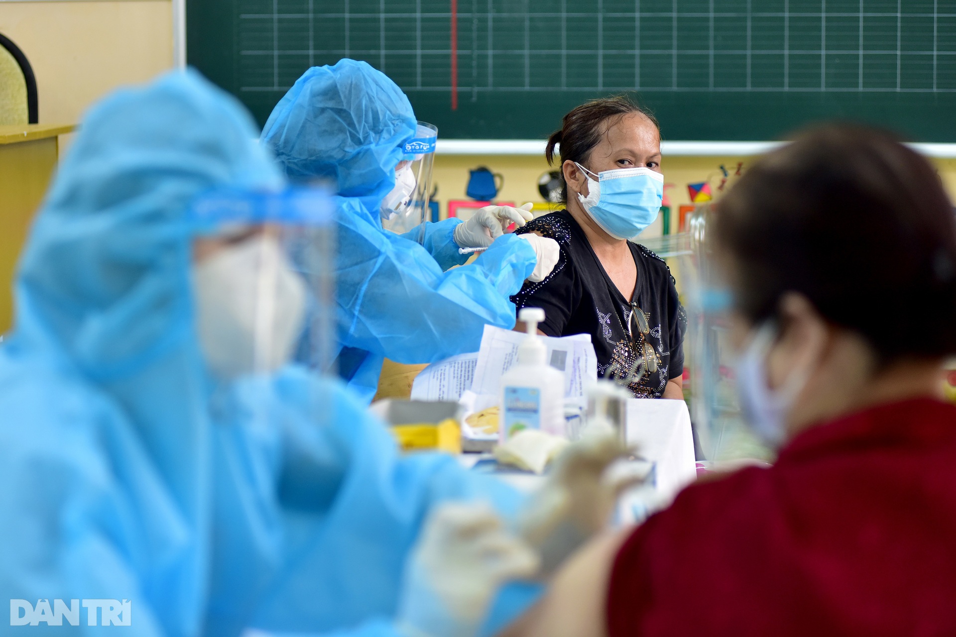 Người dân Sài Gòn xếp hàng trong mưa hơn 2 tiếng chờ tiêm vắc xin - 10 Người dân Sài Gòn xếp hàng trong mưa hơn 2 tiếng chờ tiêm vắc xin - 10