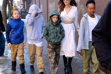 Angelina Jolie đưa con đi xem phim