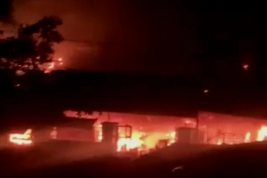 Nhà cháy lúc nửa đêm, vợ chồng phá cửa đưa 3 con thoát thân