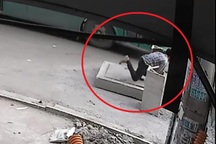 Xác định danh tính người đàn ông lọt hố ga tử vong