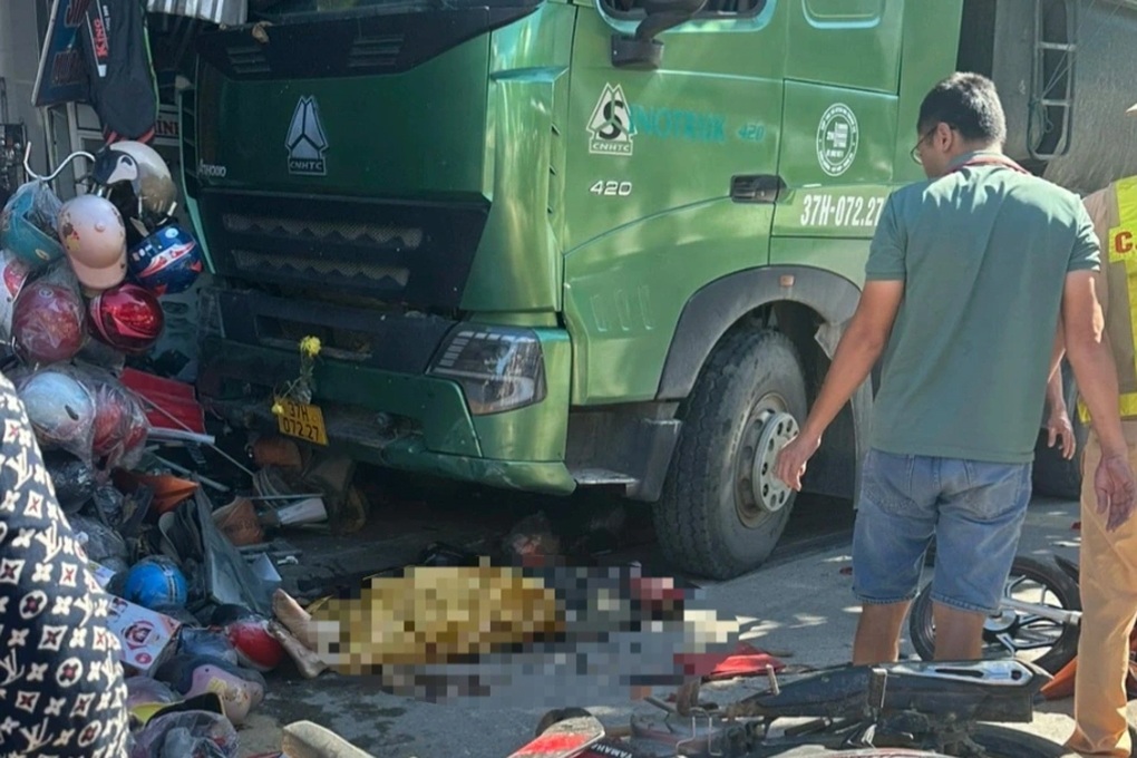 Tai nạn 4 người thương vong: Dân lấn vỉa hè, tài xế có phải bồi thường? - 1