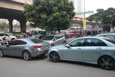 Cửa hàng bán ô tô “cướp sạch” vỉa hè