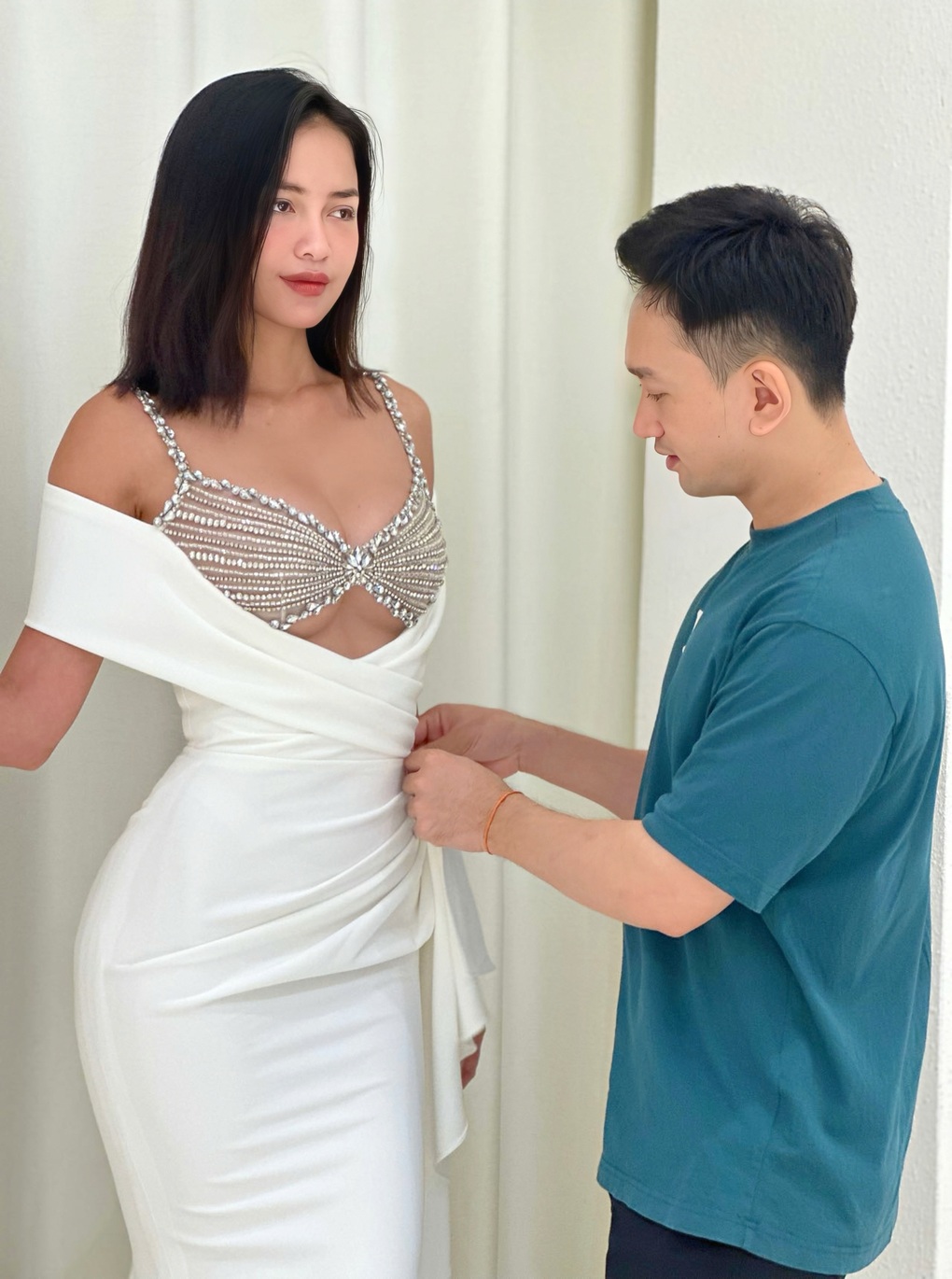 Hoa hậu Ngọc Châu chuộng khoe thân hình đồng hồ cát trong 1 năm nhiệm kỳ - 2 Hoa hậu Ngọc Châu chuộng khoe thân hình đồng hồ cát trong 1 năm nhiệm kỳ - 2