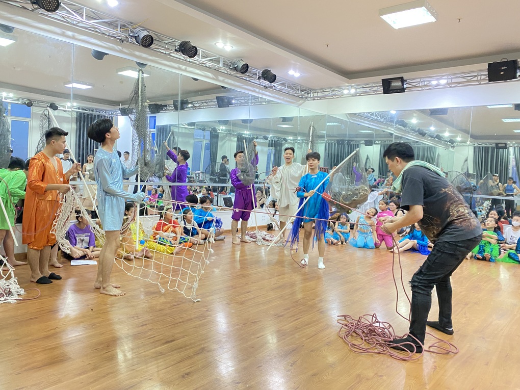 Sốt vé nhạc kịch Ông lão đánh cá và con cá mập cho trẻ em Hà Nội dịp 1/6 - 4 Sốt vé nhạc kịch Ông lão đánh cá và con cá mập cho trẻ em Hà Nội dịp 1/6 - 4