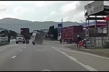 Ô tô tải rụng bánh sau khi đang chạy trên đường