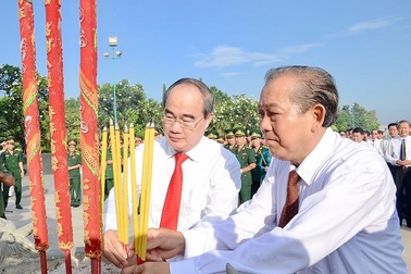 Lãnh đạo TPHCM dâng hoa tưởng niệm anh hùng liệt sỹ