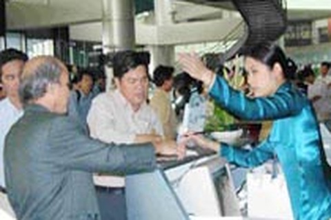 Hơn 1.000 hành khách bị kẹt ở sân bay vì bão