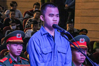 Kẻ cướp ngân hàng lạnh lùng nhận án tử hình, mẹ già òa khóc ngất xỉu