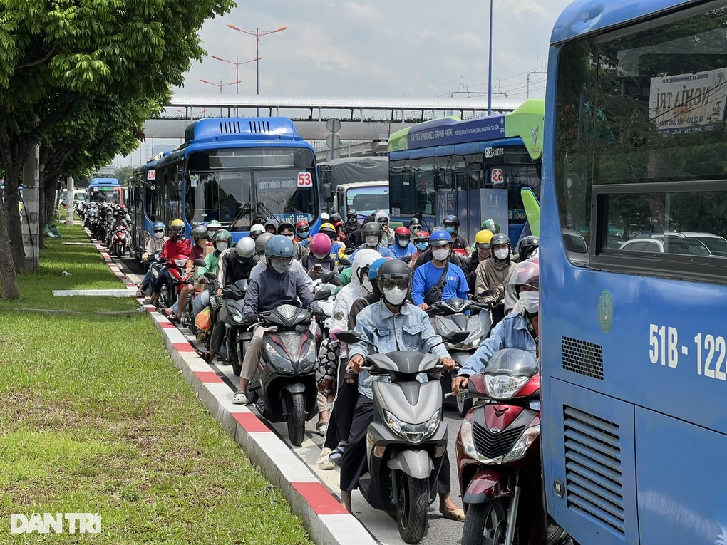 Dòng phương tiện ùn ứ kéo dài trên đại lộ ở TPHCM - 2 Dòng phương tiện ùn ứ kéo dài trên đại lộ ở TPHCM - 2