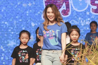 Mỹ Tâm rạng rỡ khi sải bước trên sàn diễn thời trang