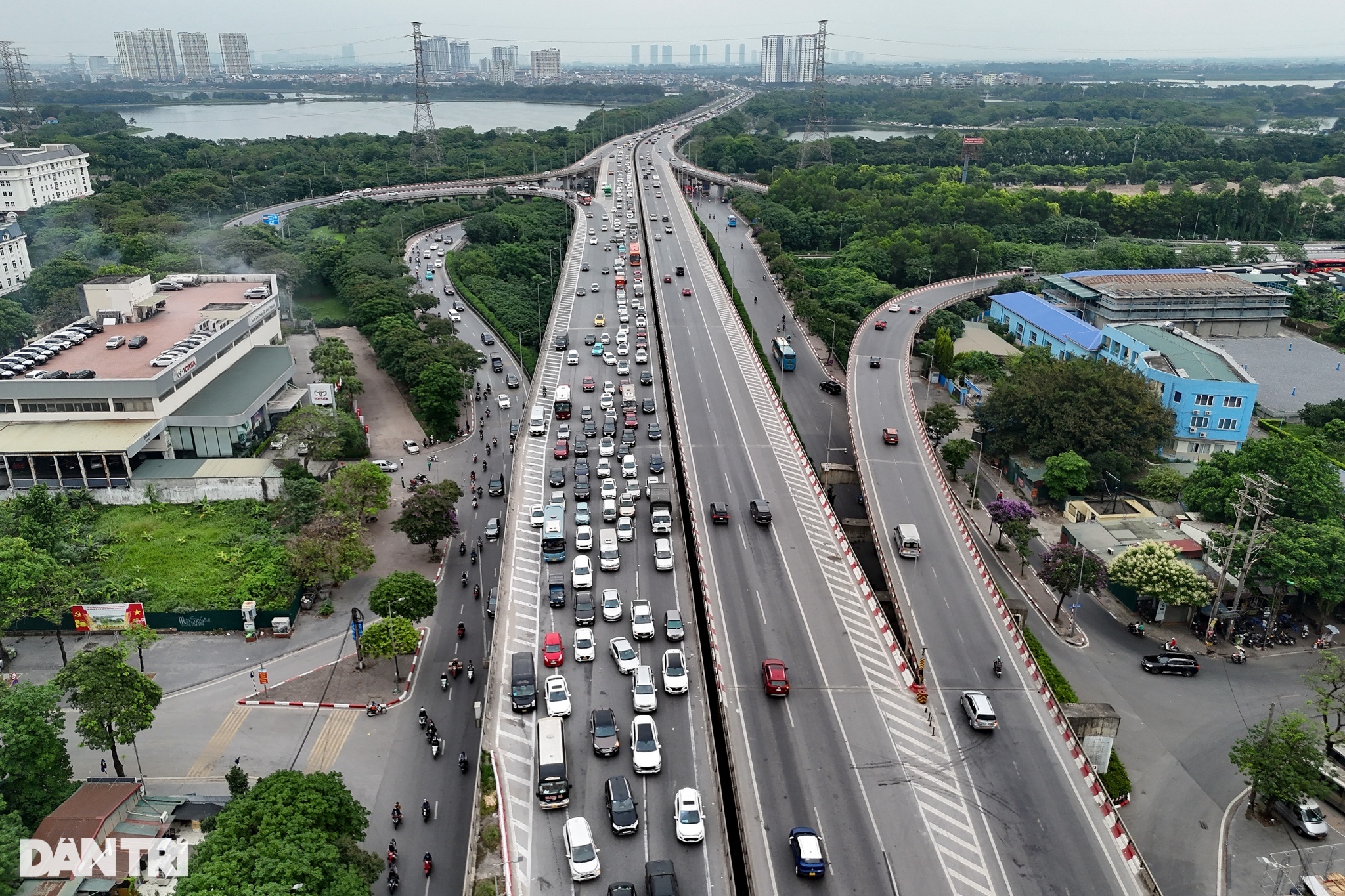 Mnoho řidičů bylo v den, kdy se po svátcích od 30. dubna do 1. května vrátili do Hanoje, překvapeno - 12 Nhiều tài xế bất ngờ trong ngày trở lại Hà Nội sau nghỉ lễ 30/4-1/5 - 12