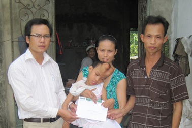 Quà bạn đọc đến với cháu Lan Anh 