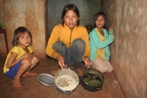 Thương 3 chị em mồ côi chỉ mong một bữa ăn no