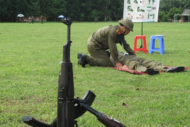 Lần đầu tiên có mẫu trang phục quốc phòng thiết kế dành cho HS, SV