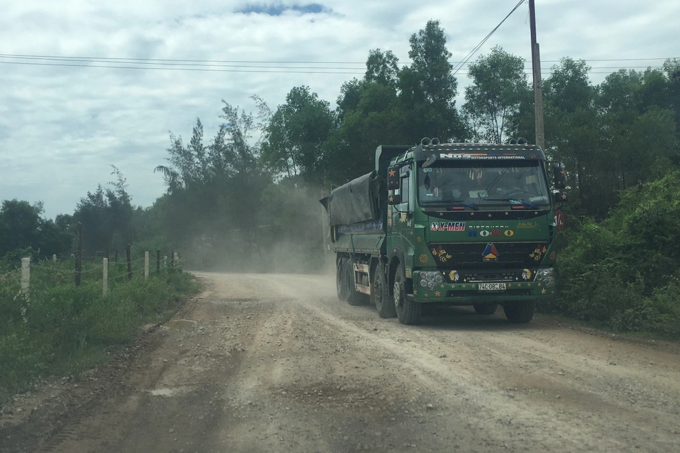Dân kêu cứu vì tuyến đường liên xã gánh 5 mỏ đá bị băm nát - 4 Dân kêu cứu vì tuyến đường liên xã gánh 5 mỏ đá bị băm nát - 4