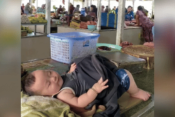 De markt is rustig, maar de handelaren lachen nog steeds luid om de acties van de mollige jongen - 2 Chợ ế ẩm, tiểu thương vẫn cười lớn vì hành động của bé trai bụ bẫm - 2