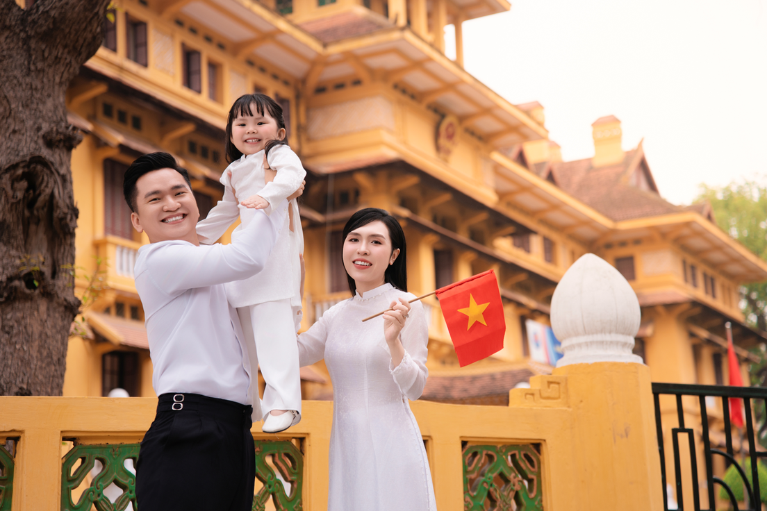 MC Hạnh Phúc và gia đình chụp ảnh kỷ niệm tại Quảng trường Ba Đình