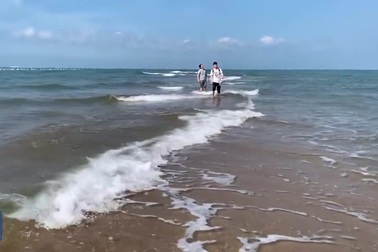 Bãi cát hình xương cá ở biển vô cực xuất hiện 2 tiếng khi thủy triều xuống