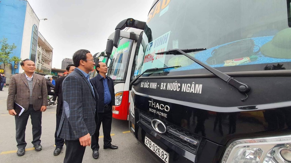 Thứ trưởng Bộ GTVT: “Dân đã khổ rồi, đến ngày tết lại còn nâng giá vé xe” - 1