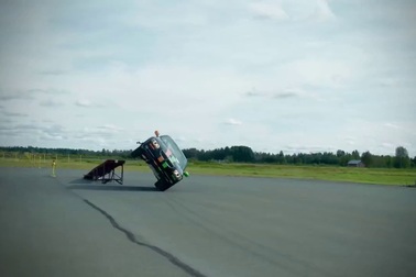 Xem màn lập kỷ lục tốc độ với ô tô đi bằng 2 bánh