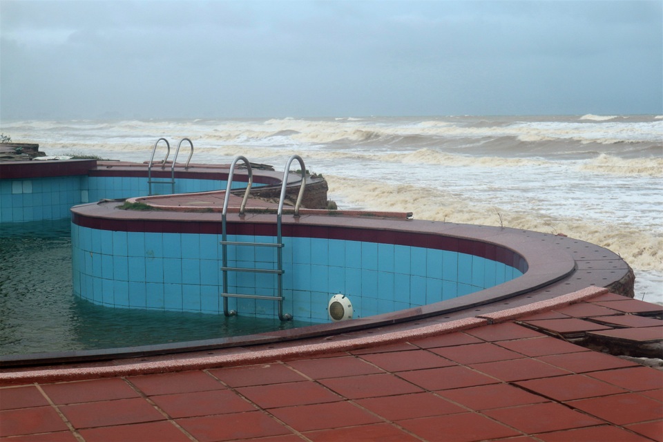 Sóng lớn uy hiếp bờ, resort trăm tỷ ở Hội An có nguy cơ bị nuốt chửng - 4 Sóng lớn uy hiếp bờ, resort trăm tỷ ở Hội An có nguy cơ bị nuốt chửng - 4
