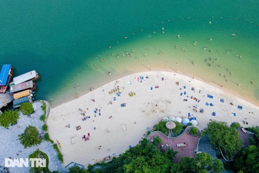 Hòn đảo "nằm nghiêng" có bãi tắm hình trăng lưỡi liềm độc đáo ở Hạ Long