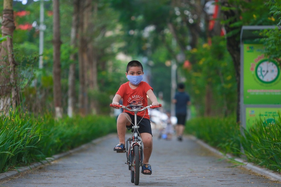 Người Hà Nội thích thú với đường đi bộ rợp cây xanh lãng mạn như phim Hàn - 7 Người Hà Nội thích thú với đường đi bộ rợp cây xanh lãng mạn như phim Hàn - 7