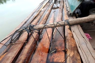 Cảnh sát đường thủy nổ súng bắt gỗ lậu trên sông