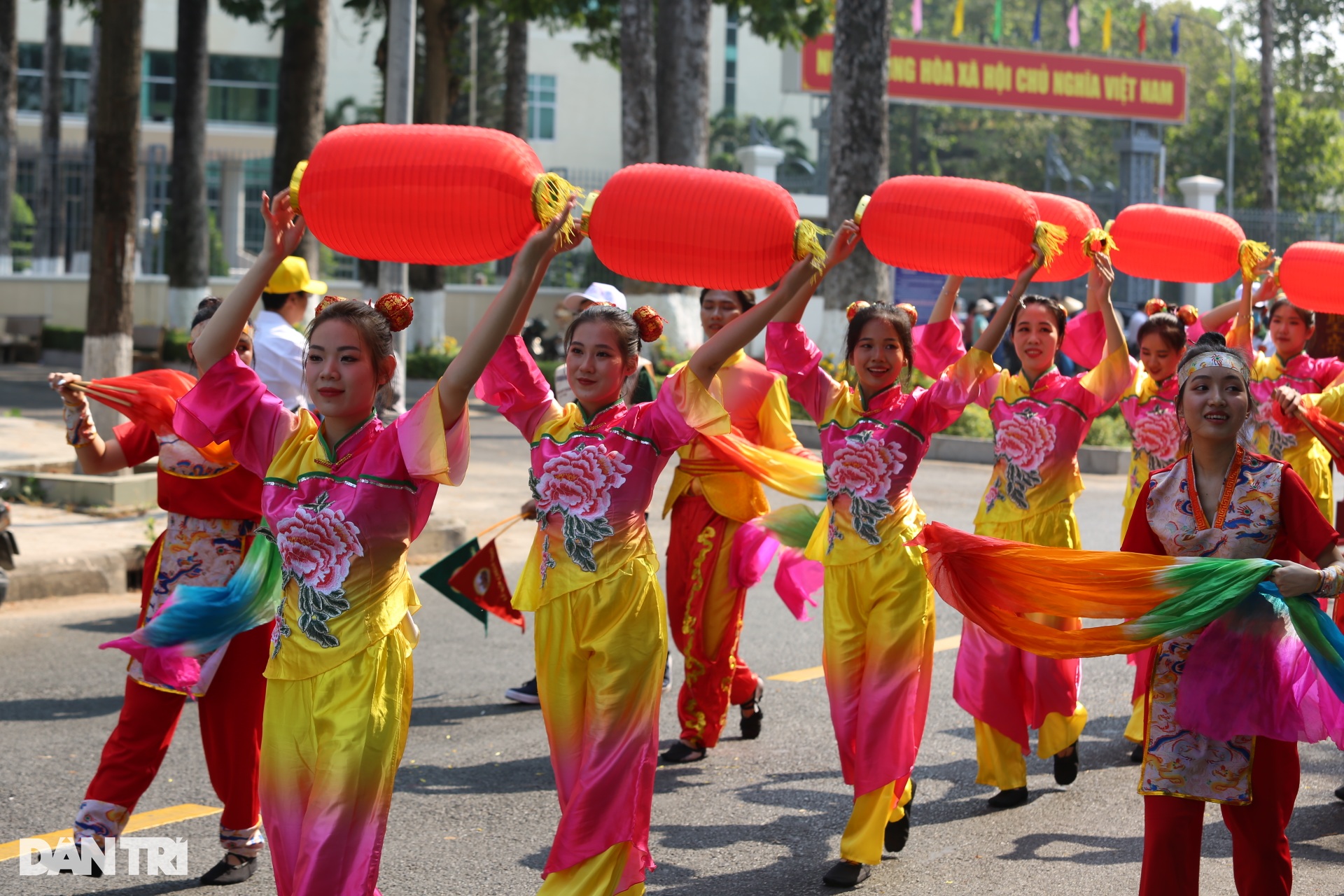 Người dân hóa trang thần tiên, diễu hành lễ nghinh thần độc đáo ở Biên Hòa - 8 Người dân hóa trang thần tiên, diễu hành lễ nghinh thần độc đáo ở Biên Hòa - 8