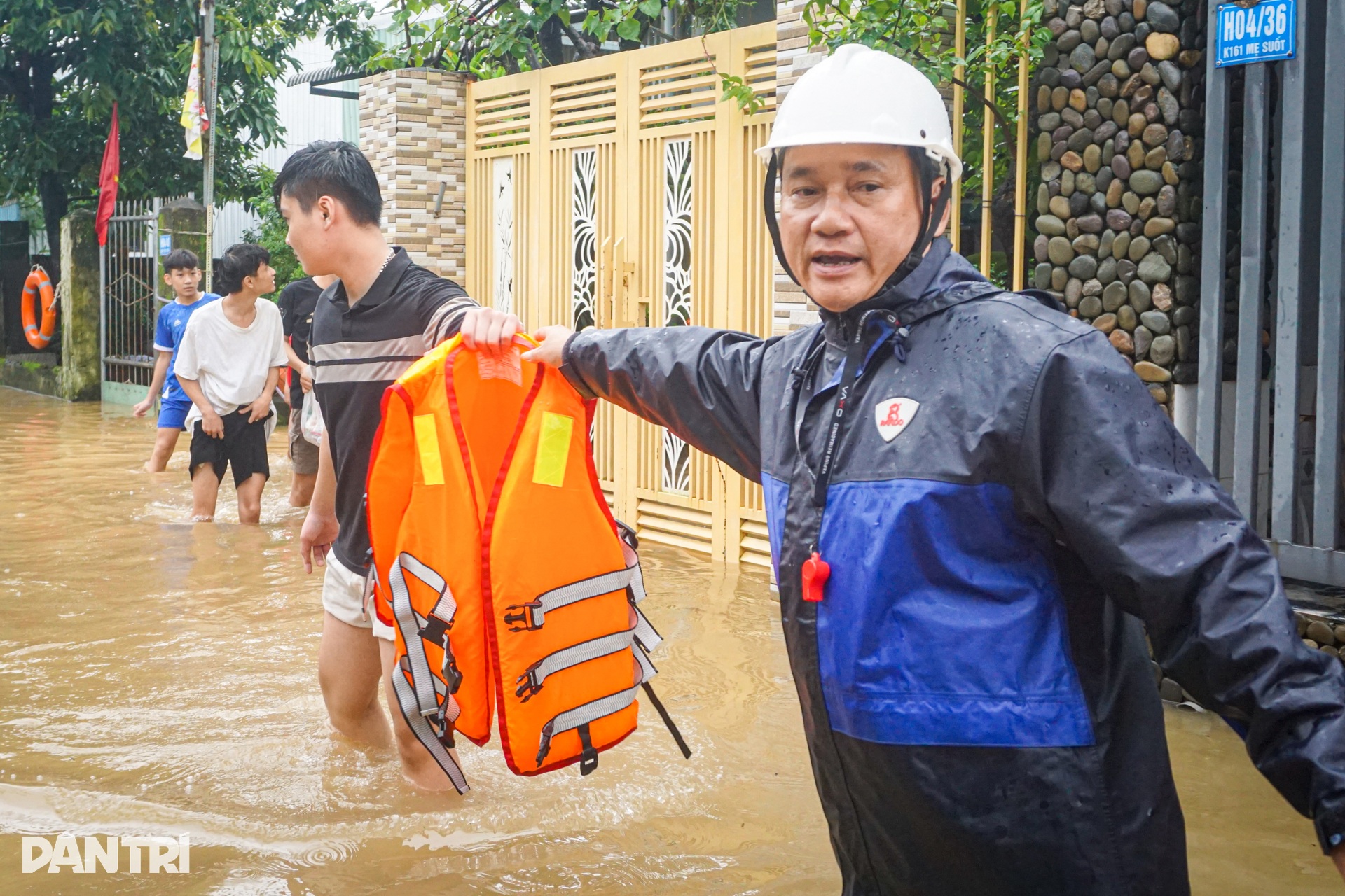 Lũ chảy xiết dâng ngang ngực, lực lượng chức năng căng mình sơ tán dân - 8 Lũ chảy xiết dâng ngang ngực, lực lượng chức năng căng mình sơ tán dân - 8