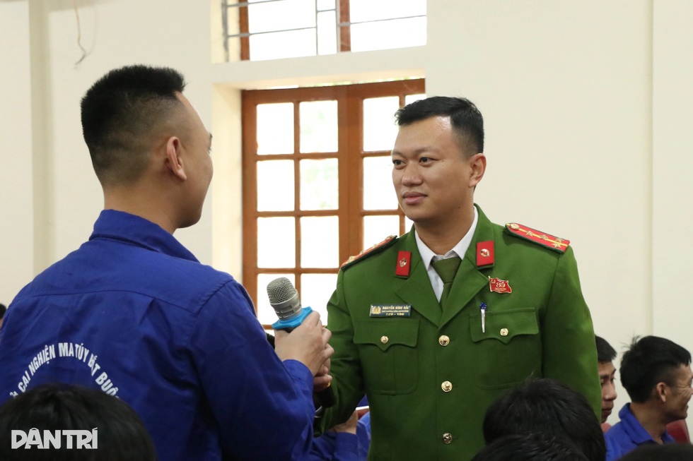 Người đàn ông 20 năm nghiện ma túy rưng rưng lần đầu tiên viết tên mình - 7 Người đàn ông 20 năm nghiện ma túy rưng rưng lần đầu tiên viết tên mình - 7