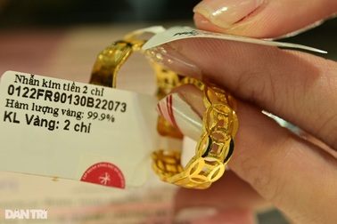 Giá vàng lại rơi, chênh lệch mua bán được rút ngắn