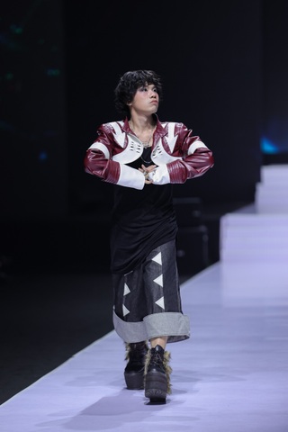 “Chị đẹp” Lynk Lee khoe nét nữ tính trên sàn diễn thời trang - 11