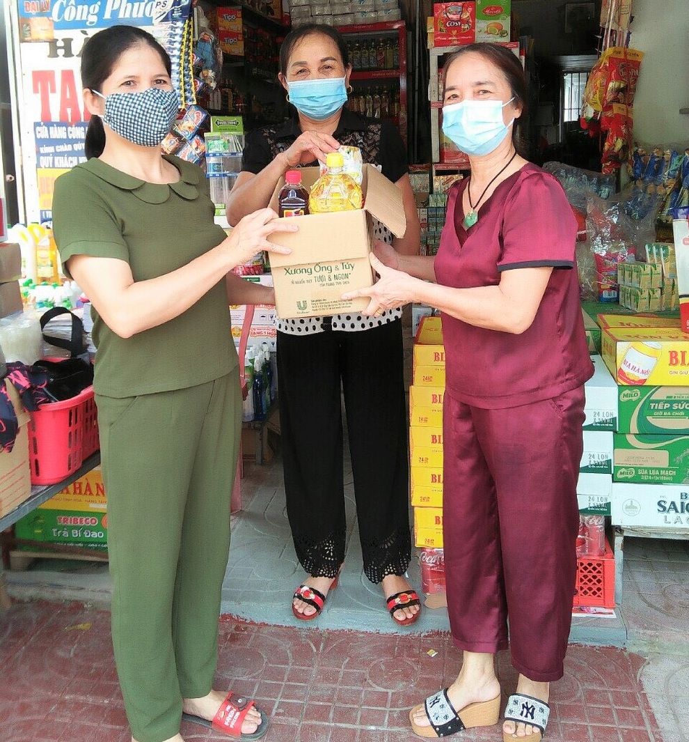 Phụ nữ vùng quê góp gạo thổi cơm tiếp sức lực lượng ngày đêm chống dịch - 3 Phụ nữ vùng quê góp gạo thổi cơm tiếp sức lực lượng ngày đêm chống dịch - 3