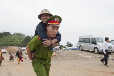 Chiến sỹ cảnh sát cõng người cụt 2 chân lên đỉnh núi vãn cảnh chùa