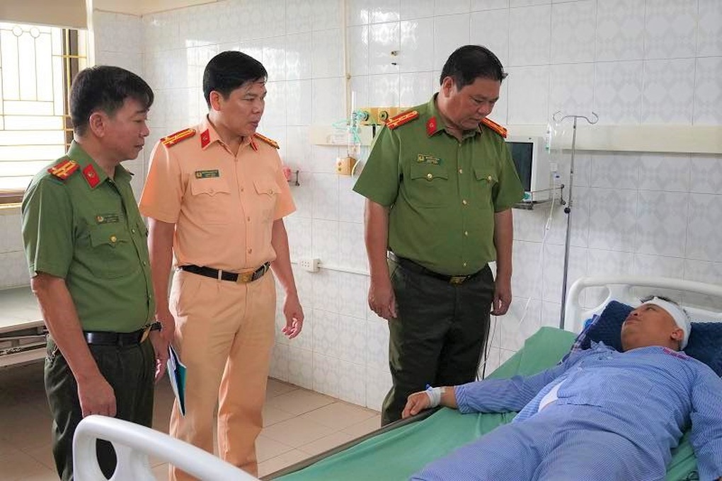 Đại úy công an bị người vi phạm tông trọng thương khi làm nhiệm vụ - 1 Đại úy công an bị người vi phạm tông trọng thương khi làm nhiệm vụ - 1