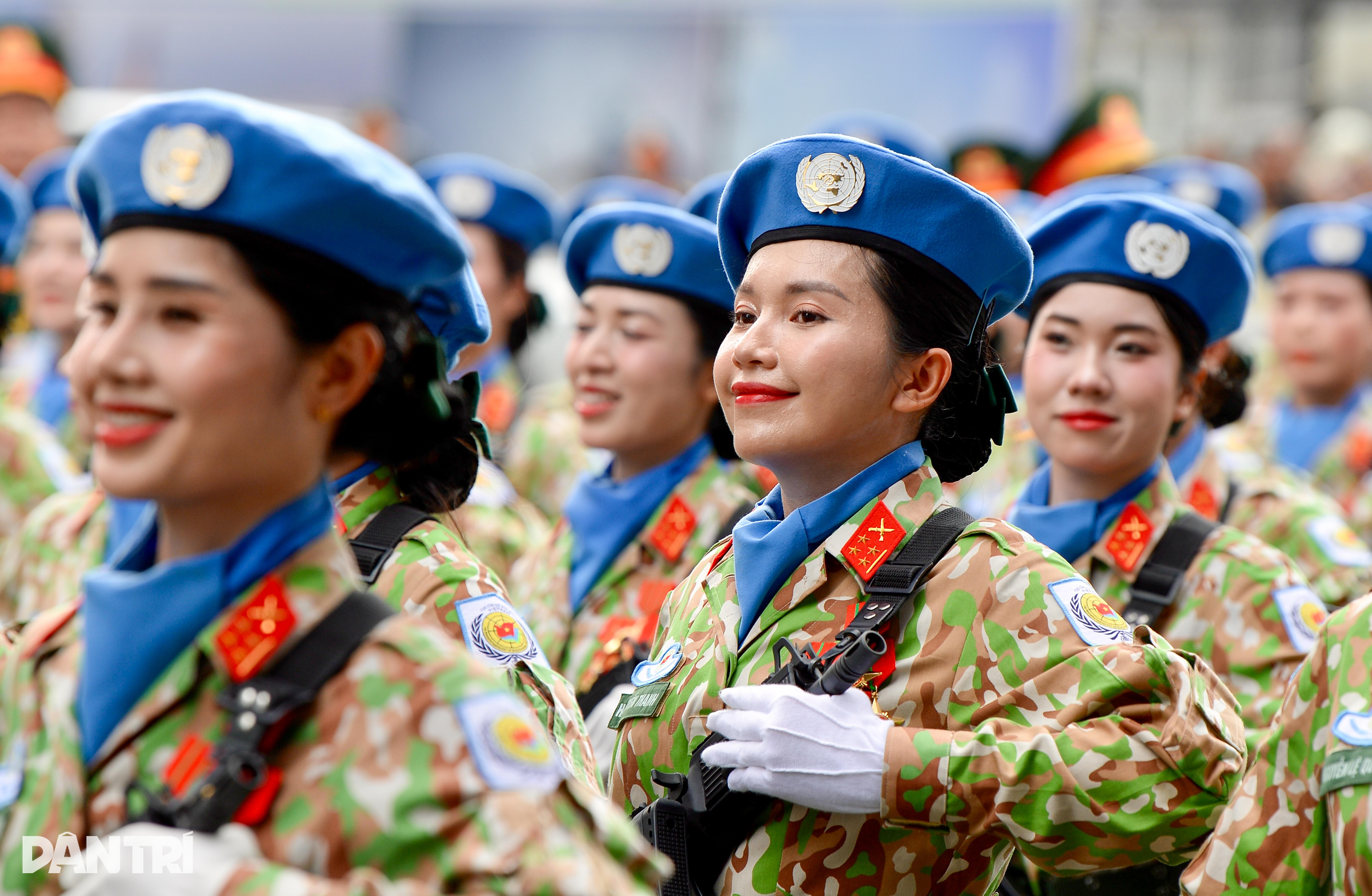 Ngắm những bóng hồng rạng rỡ tại lễ tổng duyệt A80 - 12