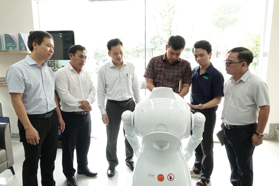 Lượng công việc tăng gấp 5 lần, công chức tăng ca đến tối muộn - 8 Lượng công việc tăng gấp 5 lần, công chức tăng ca đến tối muộn - 8