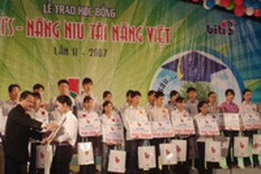325 học sinh nhận học bổng “Nâng niu tài năng Việt”