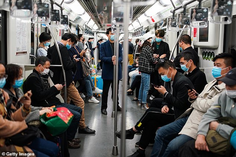 Bà tát cháu bôm bốp vì không chịu đeo khẩu trang khi lên tàu - 2 Bà tát cháu bôm bốp vì không chịu đeo khẩu trang khi lên tàu - 2