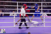 Võ sĩ chuyển giới đấm quá mạnh, đối thủ bật khóc bỏ cuộc sau… 46 giây